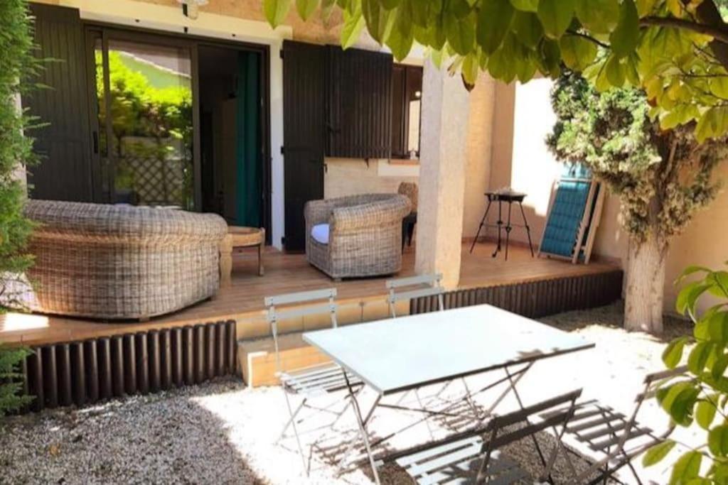 Cocoon'Isle - Jardinet- Jacuzzi L'Isle-sur-la-Sorgue Exterior photo
